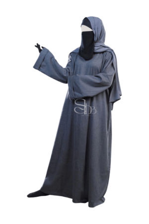 Abaya Ajma Tillverkad i premium ribbat tyg. Loose fit-stil för att ge en modest touch till din look.